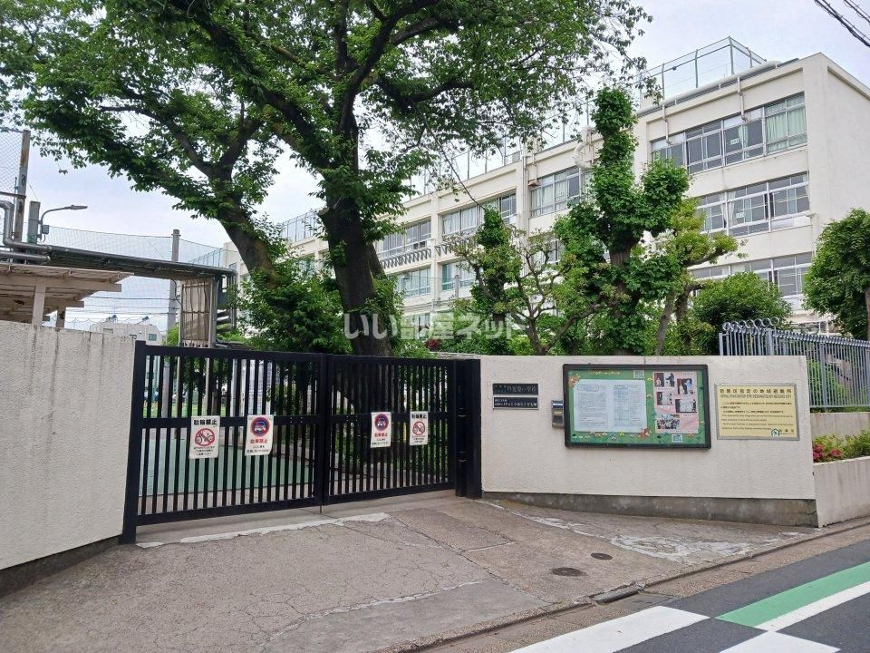 近くの目黒区立月光原小学校まで861m（徒歩11分）