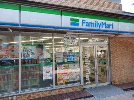 近くのコンビニまで563m（徒歩8分）