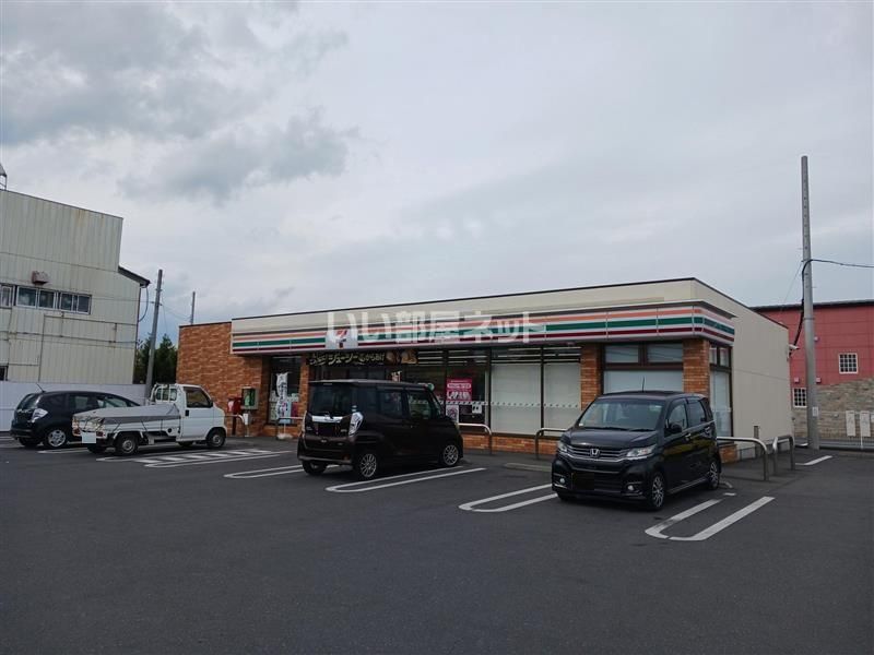 近くのコンビニまで583m（徒歩8分）