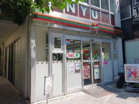 近くのコンビニまで326m（徒歩5分）