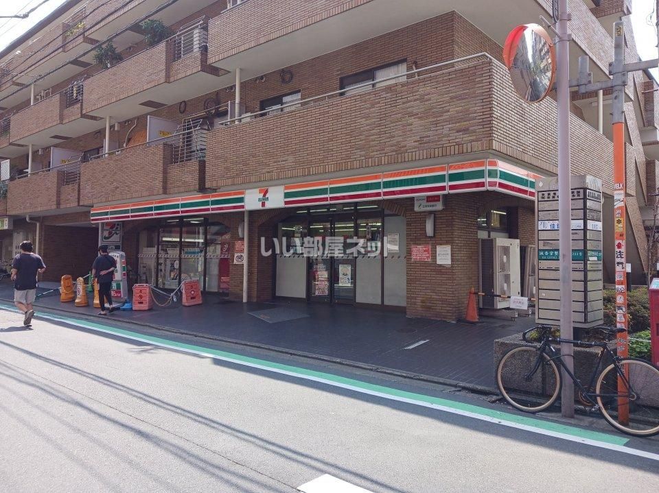 近くのコンビニまで538m（徒歩7分）