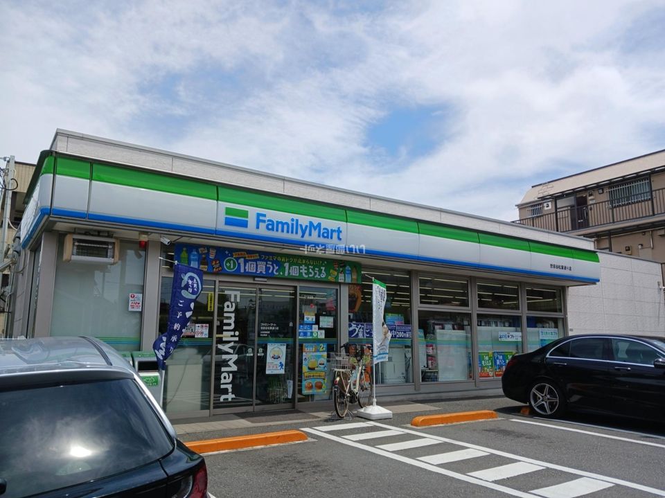 近くのファミリーマート世田谷松葉通り店まで1,343m（徒歩17分）