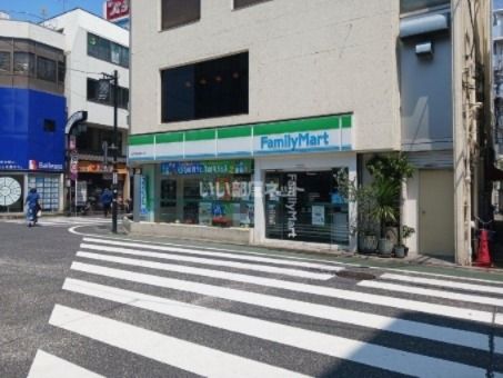 近くにファミリーマート祐天寺駅東口店あり