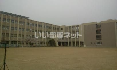 近くの高松市立円座小学校まで378m（徒歩5分）