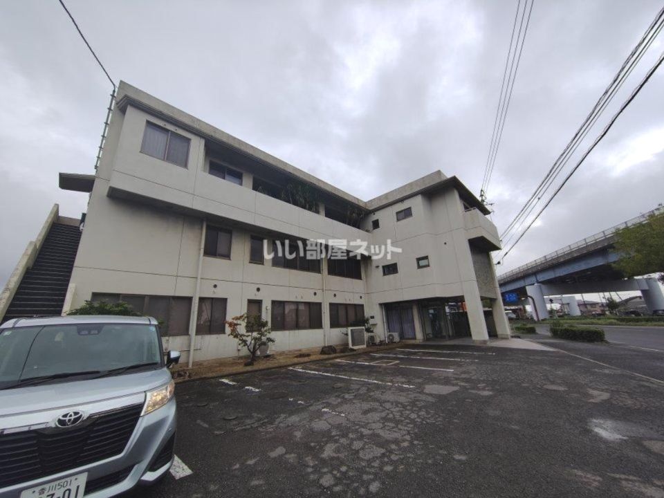 近くの香西内科医院まで1,053m（徒歩14分）