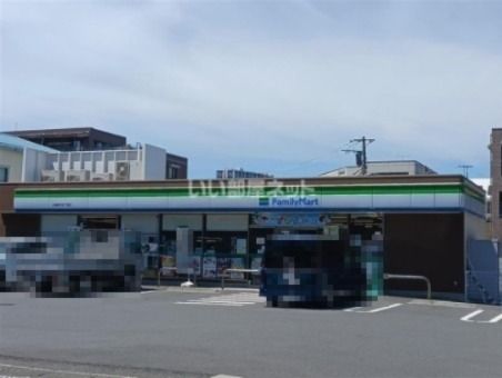 近くのファミリーマート川崎新作五丁目店まで574m（徒歩8分）