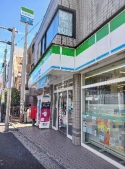 近くのファミリーマート駒場自由通り店まで880m（徒歩11分）