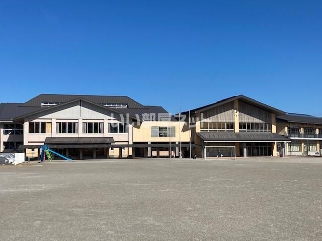 近くの益子小学校まで1,089m（徒歩14分）