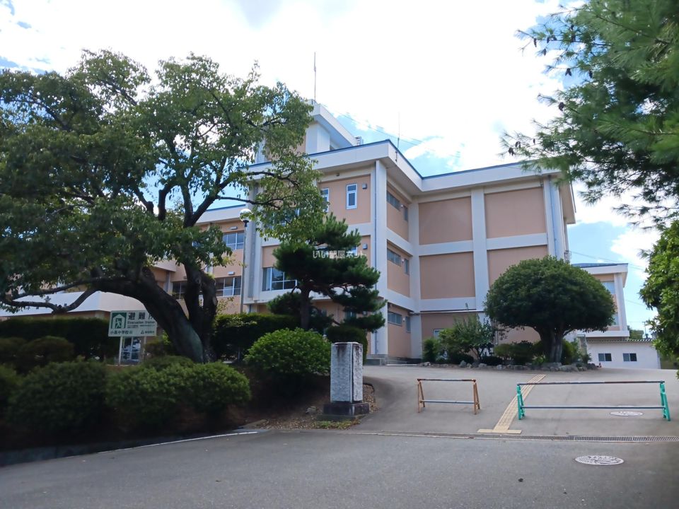 近くの南相馬市立小高中学校まで735m（徒歩10分）