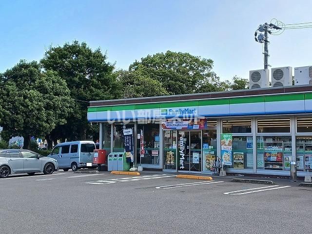 近くのファミリーマート 小松原中央店まで260m(徒歩4分)