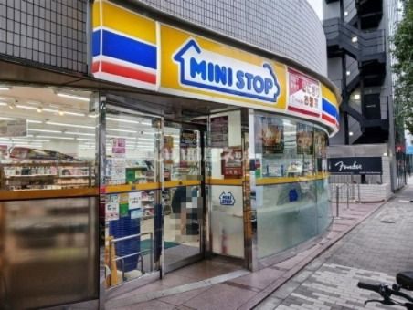近くのミニストップ神宮前2丁目店まで275m（徒歩4分）