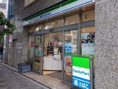 近くのファミリーマート神宮前三丁目店まで492m（徒歩7分）