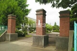 近くの成田市立三里塚小学校まで1,300m（徒歩17分）