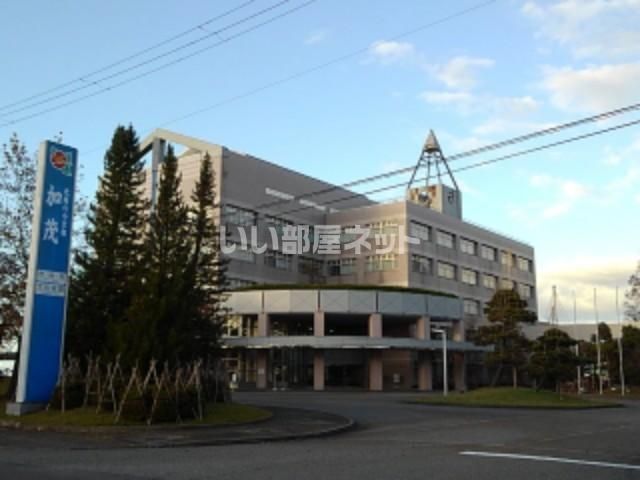 近くの加茂市役所まで1,753m（徒歩22分）