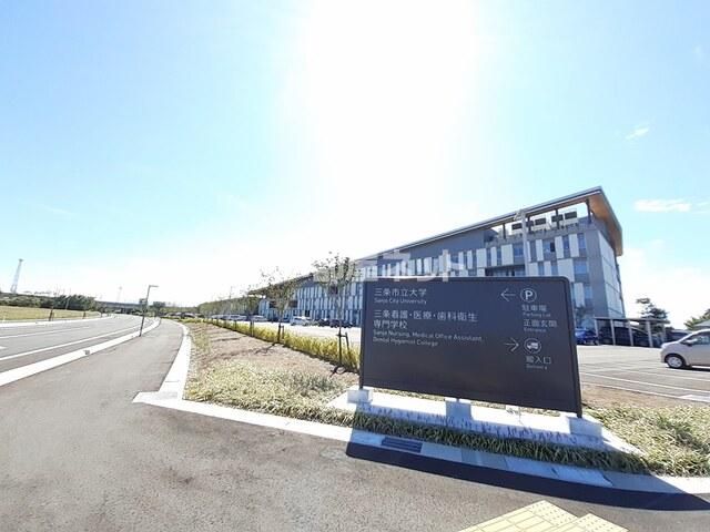 近くに三条市立大学あり
