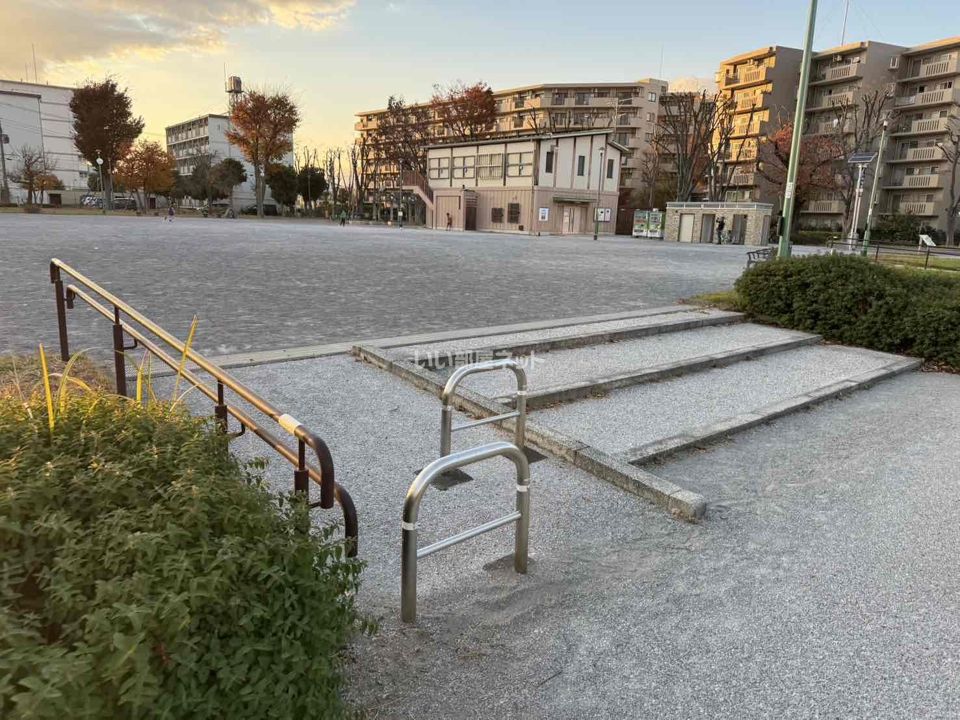 近くの矢崎町防災公園まで919m（徒歩12分）