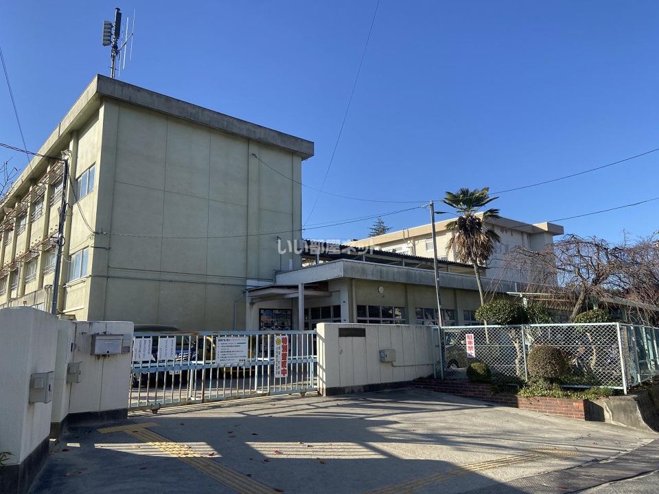近くの奈良市立伏見小学校まで304m（徒歩4分）