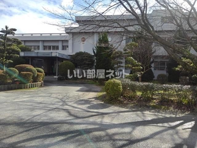 近くの鳥栖小学校まで938m（徒歩12分）