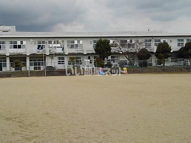 近くの鳥栖市立田代小学校まで1,347m（徒歩17分）