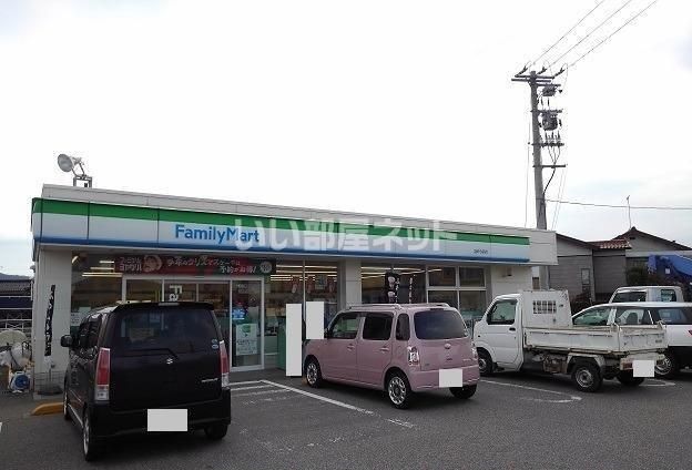近くのファミリーマートまで271m(徒歩4分)