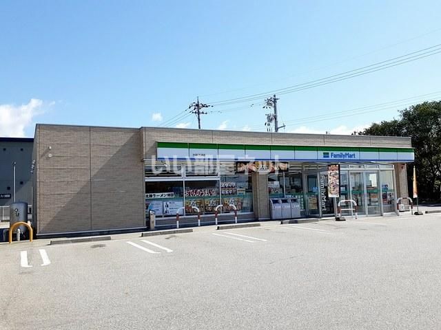 近くのファミリーマートかほく浜松店まで1,582m(徒歩20分)