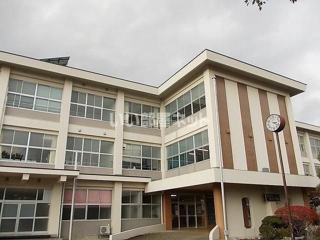 近くの鶴ヶ丘小学校まで1,092m(徒歩14分)