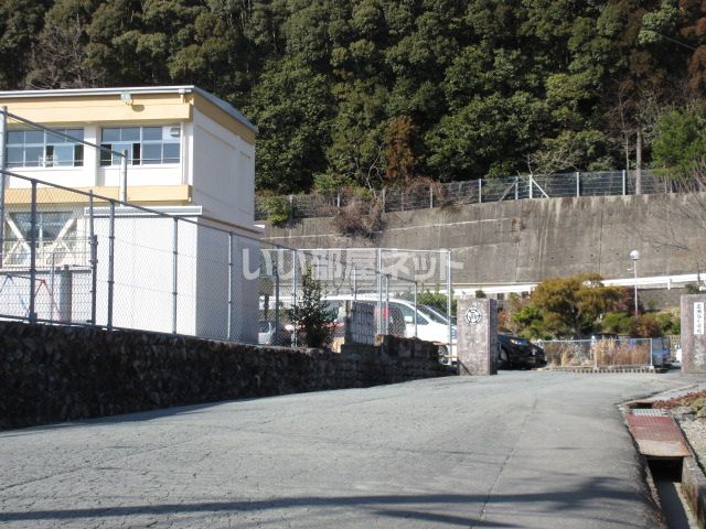 近くの小学校まで1,210m（徒歩16分）