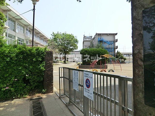 近くの小学校まで634m（徒歩8分）