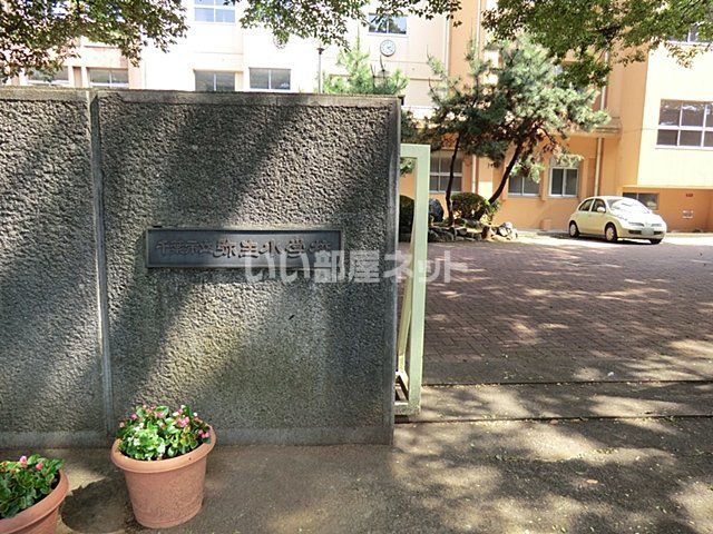 近くの小学校まで3,926m（徒歩50分）