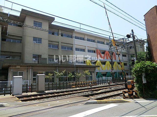 近くの小学校まで233m（徒歩3分）