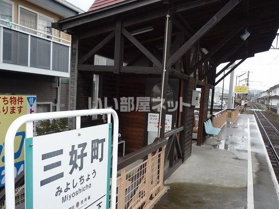近くの施設まで821m（徒歩11分）