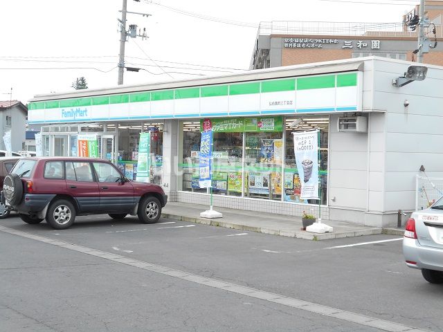 近くのコンビニまで689m（徒歩9分）