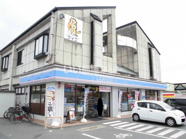 近くのコンビニまで982m（徒歩13分）