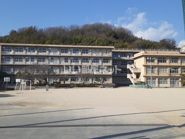 近くの小学校まで798m（徒歩10分）