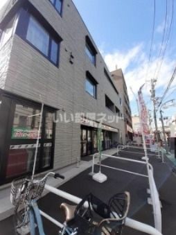 近くのセブンイレブン世田谷喜多見駅前まで1,279m（徒歩16分）