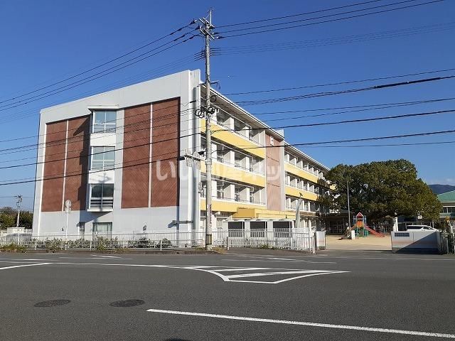 近くの大分市立松岡小学校まで4,377m(徒歩55分)