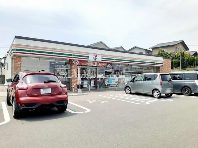 近くのセブンイレブンかほく白尾店まで425m(徒歩6分)
