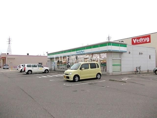 近くのファミリーマート金沢みなと店まで272m(徒歩4分)
