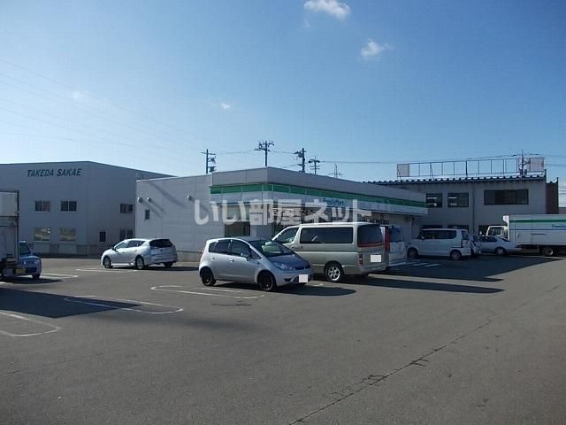 近くのファミリーマート金沢松村三丁目まで724m（徒歩10分）