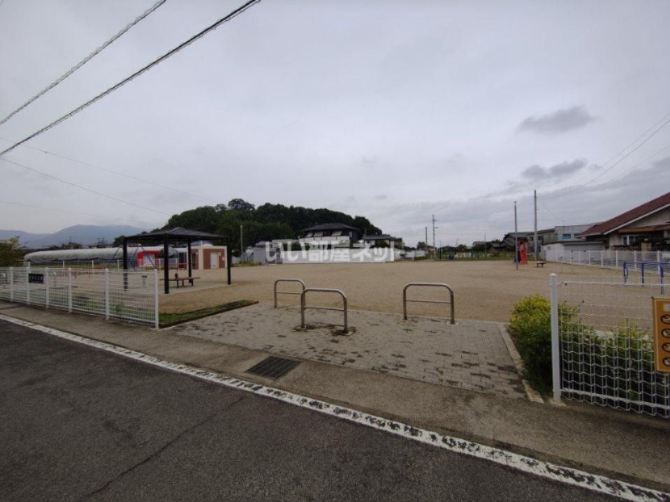 近くのまゆみ公園まで1,555m(徒歩20分)