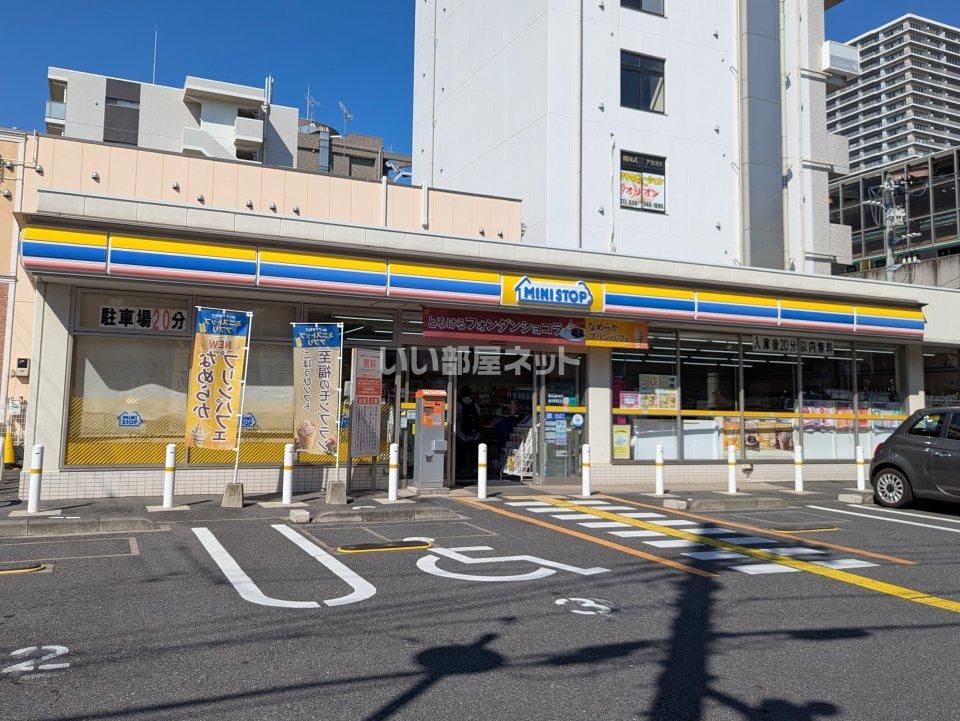 近くのミニストップ 越谷駅西口店まで515m（徒歩7分）