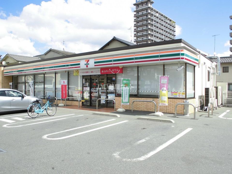 近くのコンビニまで245m（徒歩4分）