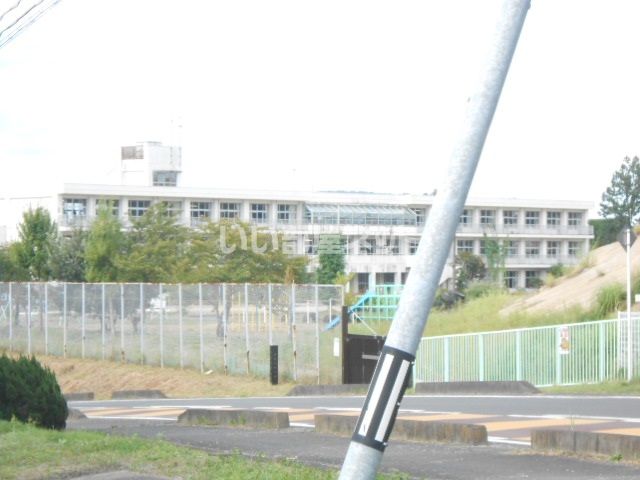 近くの小学校まで1,146m（徒歩15分）