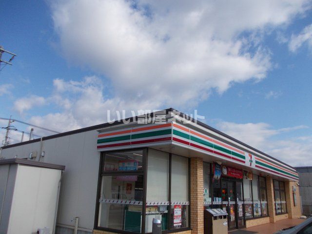 近くのコンビニまで129m（徒歩2分）