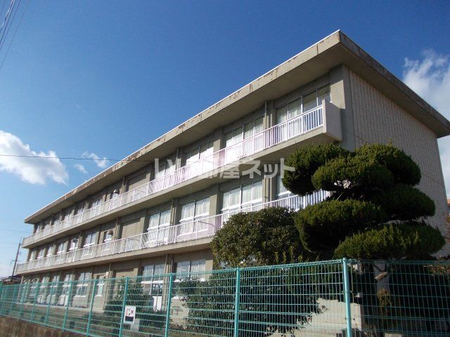 近くの小学校まで536m（徒歩7分）
