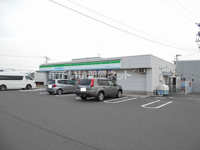 近くのファミリーマート つがる柏店まで692m(徒歩9分)