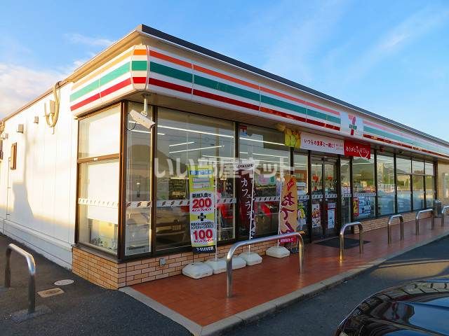 近くのコンビニまで864m（徒歩11分）
