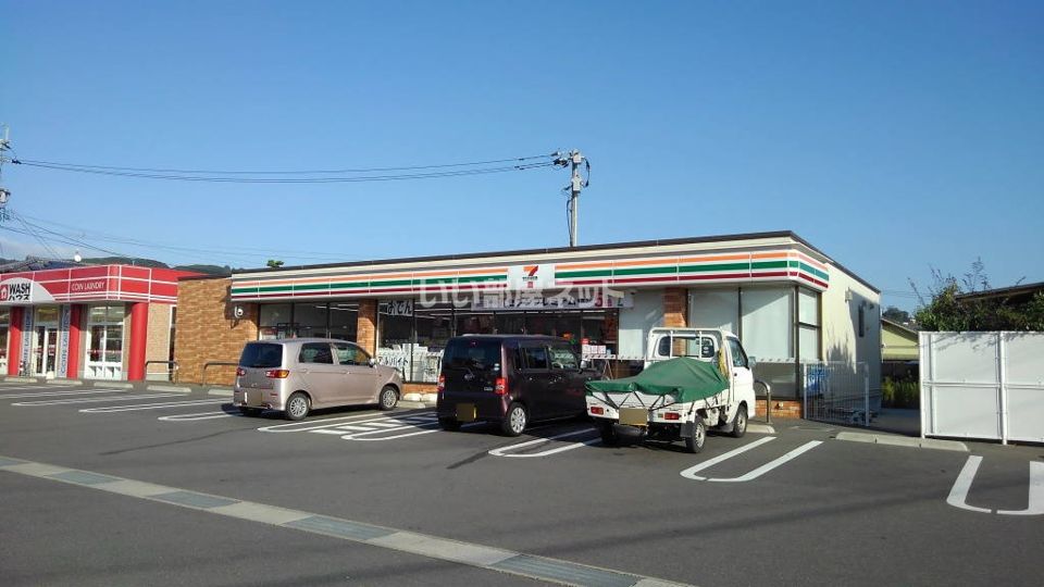 近くのコンビニまで289m（徒歩4分）