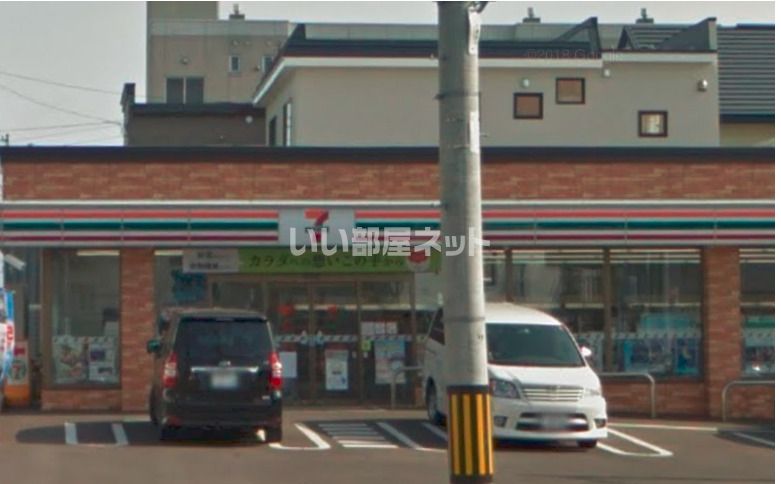 近くのコンビニまで664m（徒歩9分）