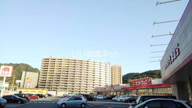近くのスーパーまで181m（徒歩3分）